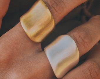 Bague ajustable en argent et or, ornée d'une fleur gravée, bague délicate pour femme, bague large et originale, bijou minimaliste tendance à offrir.