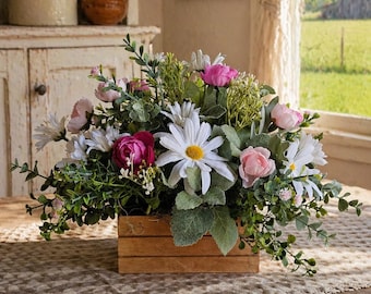 Centro de mesa floral estilo rústico, margaritas blancas, rosas rosadas, caja de madera envejecida (35,5 cm x 25,4 cm)