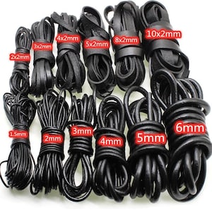 Può includere: Una collezione di cordini in pelle nera avvolti in varie dimensioni, incluse strisce piatte etichettate 2x2mm, 3x2mm, 4x2mm, 5x2mm, 8x2mm, 10x2mm e cordini rotondi etichettati 1.5mm, 2mm, 3mm, 4mm, 5mm e 6mm su sfondo bianco.