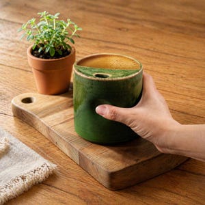 Taza de viaje de cerámica hecha a mano con tapa abatible: taza de café minimalista sin asa