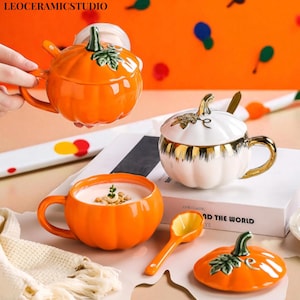 Caneca de cerâmica em formato de abóbora com tampa e colher: xícara de café para o outono e o Halloween