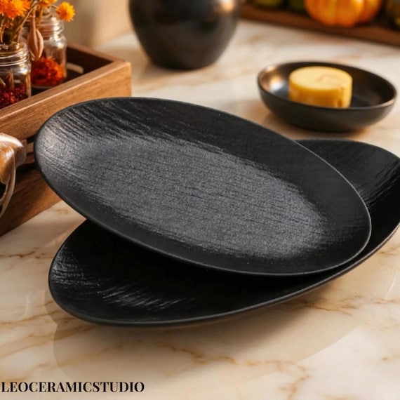 Moderne schwarze ovale Servierplatte, handgefertigte Speiseteller