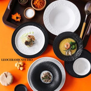 Set di stoviglie in ceramica ispirate alla pietra nordica: eleganti piatti e ciotole moderni per cene raffinate