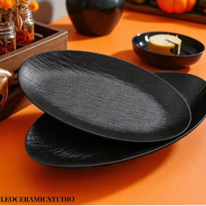 Moderne schwarze ovale Servierplatte, handgefertigte Speiseteller