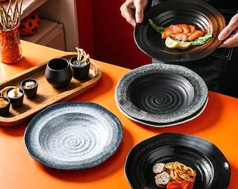 Rustikaler japanischer Speiseteller aus Keramik - handgefertigte Textur für elegantes Servieren von Sushi und Salat