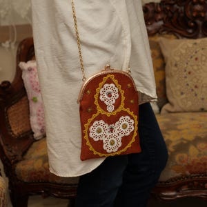 Handgemachte Boho Tragetasche mit Spitze & Stickerei | Vintage-inspirierte Tasche | Ethnische Stoffhandtasche | Einzigartiges Geschenk für Sie