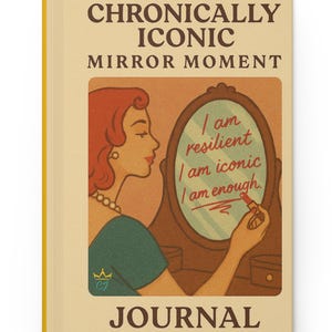 Op de afbeelding: Een vintage-stijl dagboek met een vrouw die in een spiegel kijkt op de omslag. De spiegel reflecteert de woorden "Ik ben veerkrachtig, ik ben iconisch, ik ben genoeg." Het dagboek heet "Chronically Iconic Mirror Moment Journal."
