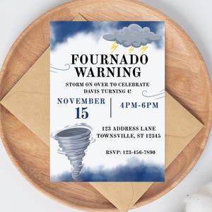 Può includere: Un invito a una festa con il testo "FOURNADO WARNING" e una grafica di un tornado. L'invito è per il 4° compleanno di Davis il 15 novembre, dalle 16:00 alle 18:00. L'invito è su un piatto di legno con una busta marrone.