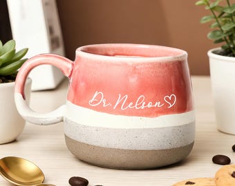 Personalisierte zweifarbige Keramiktasse, Dr. Kaffeetasse, gravierte Tee- und Kaffeetasse, Doktoranden-Abschlussgeschenk, Anerkennungsgeschenk für Lehrer