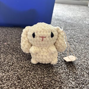 Gehaakte knuffelkonijn – Witte knuffeldier – Handgemaakt babycadeau met geborduurde ogen – Zacht pluche garen - Beige konijn