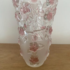 Frosted glass vase with raised pink flowers - Etsy 日本