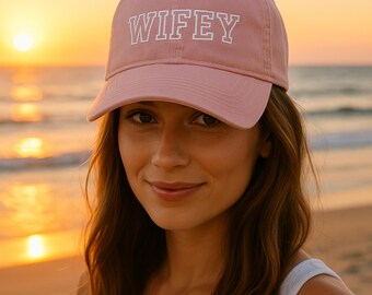 Wifey Dad Hat Hochzeitsgeschenk Stickerei Baseballkappe Wifey gemusterte Unterseite Jungvermählten Geschenk lässiger alltäglicher Stil Frau modische Undergläser