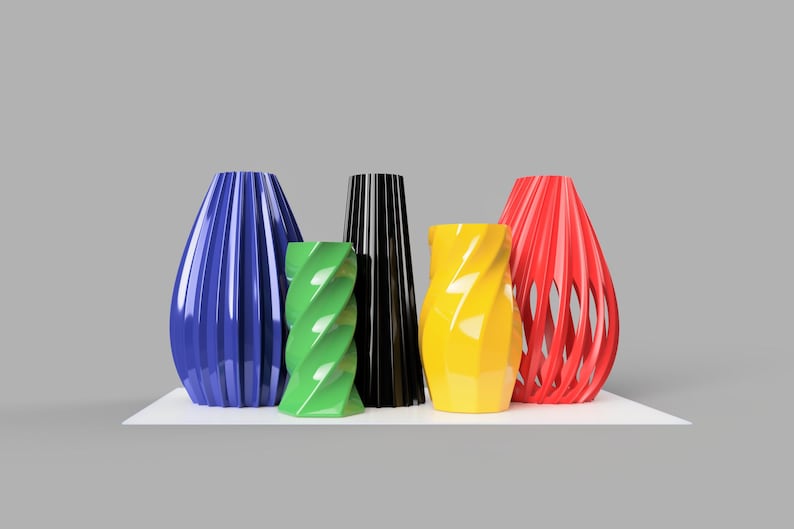 Pode incluir: Um conjunto de cinco vasos coloridos. Os vasos s&atilde;o azuis, verdes, pretos, amarelos e vermelhos. O vaso azul tem ranhuras verticais, o verde tem um design torcido e o vermelho tem um padr&atilde;o aberto, semelhante a uma treli&ccedil;a.