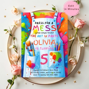 Może przedstawiać: Kolorowe zaproszenie na urodziny o tematyce artystycznej. Projekt przedstawia jasnoniebieski fartuch z rozpryskami farby i kieszeniami z pędzlami i ołówkami. Tekst zawiera "Dress for a Mess" i imię "Olivia", która kończy 5 lat.