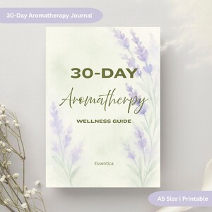 Puede incluir: Diario imprimible de tamaño A5 titulado "30-Day Aromatherapy Journal". La portada presenta las palabras "30-DAY Aromatherapy WELLNESS GUIDE" en fuente verde y negra, con ilustraciones de lavanda. El diario es de color verde claro y blanco con la marca "Essentica".