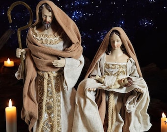 Krippenfigur, Heilige Familie, aus robustem Jute-Satin-Brokatstoff mit goldener Borte, Vintage-Stil, runder Holzsockel, 14 cm lang.