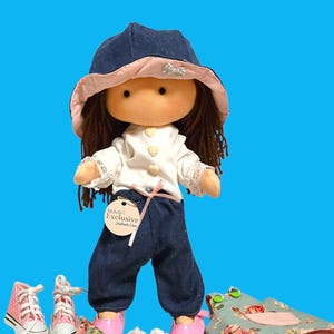 Handgemaakte pop, lappenpop, echte lappenpop, gepersonaliseerde lappenpop, handgemaakte textielpop, lappenpop met stoffen binnenkant, unieke pop