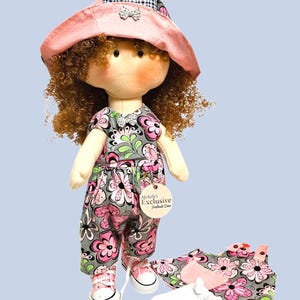 Handgemaakte pop, lappenpop, echte lappenpop, gepersonaliseerde lappenpop, handgemaakte textielpop, lappenpop met stoffen binnenkant, unieke pop
