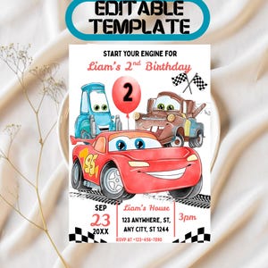 Puede incluir: Una plantilla de invitación de cumpleaños con personajes de Cars, incluido Rayo McQueen. El diseño presenta el texto "Start Your Engine For Liam's 2nd Birthday" y los detalles del evento. Banderas a cuadros y un globo rojo decoran la invitación.