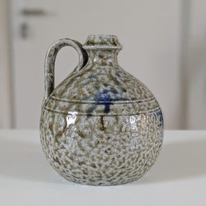 Jarra de cerámica Jugtown de la década de 1960 con esmalte de sal y detalles en azul cobalto