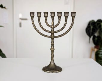 Candelabro Menorah vintage in ottone fuso a 7 bracci