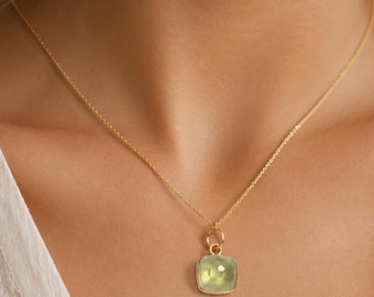 Collier avec pendentif coussin en préhnite verte naturelle, breloque en plaqué or 18 carats, pendentif bélière anneau de saut, cadeau minimaliste pour elle