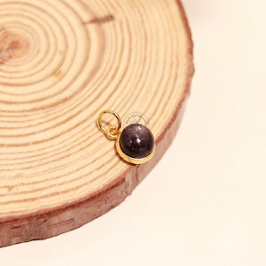 Natürlicher Sternrubin-Anhänger-Charme, 18K vergoldeter Sternrubin-Charme, kleiner Rubinanhänger mit Biegering-Öse, Juli Birthstone