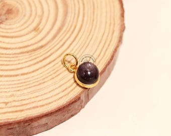 Breloque pendentif rubis étoilé naturel, breloque rubis étoilé plaqué or 18 carats, petit pendentif rubis avec anneau de sécurité, pierre de naissance juillet