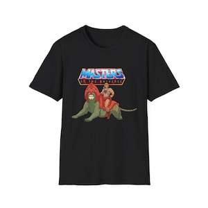 Könnte beinhalten: Schwarzes T-Shirt mit einem farbenfrohen Motiv eines Charakters, der auf einem grünen Tier reitet, mit dem Text "MASTERS OF THE UNIVERSE". Das Design ist mittig auf der Vorderseite des T-Shirts platziert.