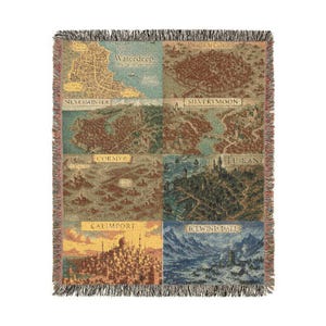 Op de afbeelding: Geweven sprei met gedetailleerde kaarten van fantasysteden zoals Waterdeep en Neverwinter. De sprei heeft een gefranjerde rand en een patchwork-ontwerp met een verscheidenheid aan kleuren, waaronder blauw, bruin en goud.