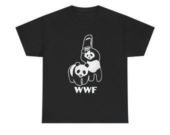 Panda brottning Hardcore Chair Tee | Lekfull panda illustration T-shirt | Djurbrottare grafik