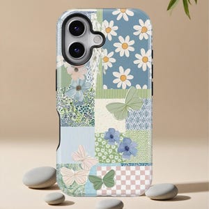 Pode incluir: Capa de telefone com design de patchwork. O design apresenta um fundo azul com margaridas brancas, padrões florais verdes e azuis e borboletas em tons de rosa e verde. Projetado para caber em um smartphone.