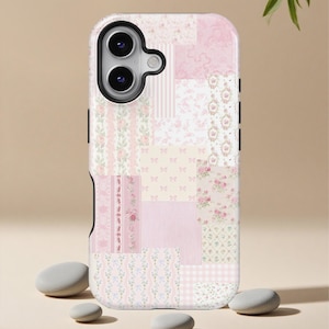 Op de afbeelding: Een telefoonhoesje met een patchwork-ontwerp in roze en witte tinten. De hoes heeft verschillende patronen, waaronder bloemenprints, strepen en strikken. De hoes heeft een zwarte rand en een camera-uitsparing.