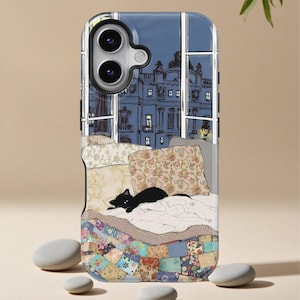 Può includere: Custodia per telefono con un'illustrazione stravagante di un gatto nero che riposa su un letto con una trapunta patchwork. Lo sfondo raffigura un paesaggio urbano notturno visto attraverso una finestra, con una combinazione di colori blu e bianco.