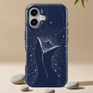 Op de afbeelding: Een marineblauwe telefoonhoes met een witte illustratie van een manta rog en een sterrenhemel ontwerp. De hoes heeft een zwarte rand en een uitsparing voor de telefooncamera.