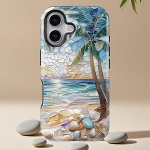 Peut inclure: Coque de téléphone avec une scène de plage : palmier, océan et coquillages. Le motif imite un vitrail, avec des tons bleus, verts et beiges. Le boîtier a un bord noir et une ouverture pour l'appareil photo.