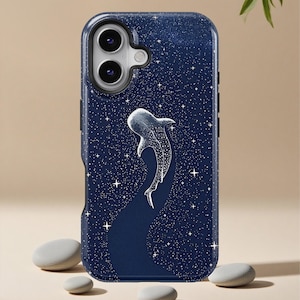 Könnte beinhalten: Marineblaue Handyhülle mit Sternennacht-Design und weißer Walhai-Illustration. Die Hülle hat eine glänzende Oberfläche und einen Schutz um die Kamera und die Kanten. Das Design beinhaltet weiße Sterne.