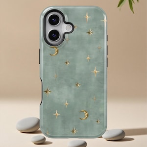 Op de afbeelding: Een saliegroene telefoonhoes met een hemels ontwerp van gouden sterren en halve manen. De hoes heeft een textuur en een zwarte rand. De hoes is ontworpen voor een smartphone.
