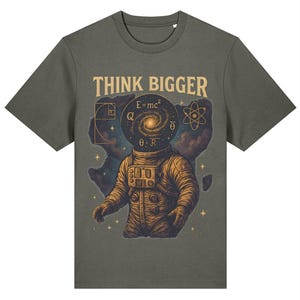 Könnte beinhalten: Olivgrünes T-Shirt mit einer Grafik eines Astronauten mit einer Galaxie als Kopf. Der Text "THINK BIGGER" steht über dem Astronauten. Das Design enthält wissenschaftliche Symbole und Gleichungen.