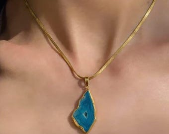 Collana con ciondolo a fetta di agata blu naturale, bordo placcato oro, gioiello con cristalli curativi.