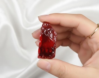 Natürlicher roter Rubin Zirkon Rohkristall | Wurzelchakra Heilstein aus Burma