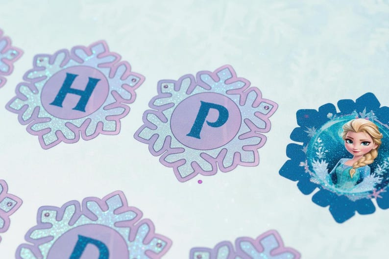 Op de afbeelding: Een banner met sneeuwvlokvormige uitsparingen met de letters "H P D" in blauw. De letters staan in een lichtpaarse cirkel. Een blauw en wit beeld van een personage uit de film Frozen is ook inbegrepen.