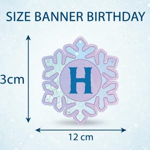 Op de afbeelding: Een sneeuwvlokvormige verjaardagsbanner met de letter "H" in het midden. De banner is 13 cm hoog en 12 cm breed. De tekst "SIZE BANNER BIRTHDAY" staat bovenaan de afbeelding.