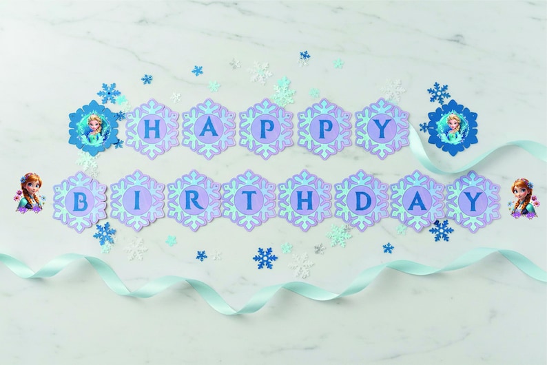Op de afbeelding: Een 'Happy Birthday'-banner met sneeuwvlokvormige letters in blauw en paars. De banner bevat afbeeldingen van een prinses en is versierd met blauwe en witte sneeuwvlokken en een lichtblauw lint. Perfect voor een themaverjaardagsfeest.