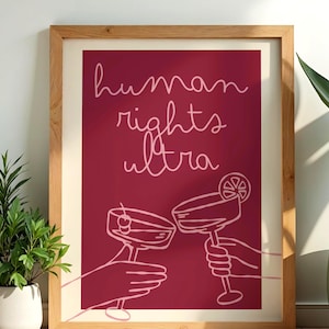 Könnte beinhalten: Ein gerahmter Kunstdruck mit dunkelrotem Hintergrund und hellrosa Strichzeichnungen. Der Text lautet human rights ultra. Die Abbildung zeigt zwei Hände, die Cocktailgläser halten, eines mit einer Kirsche und eines mit einer Zitrusfrucht.