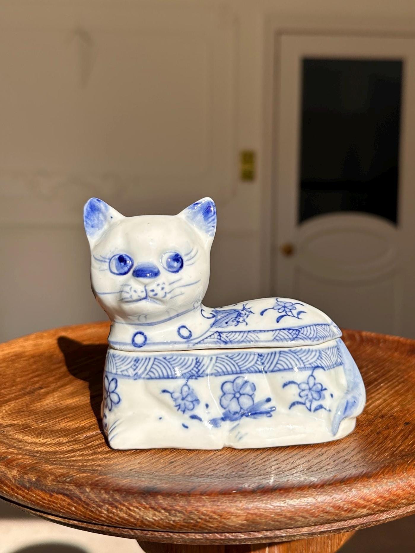 ヴィンテージの青と白の磁器製猫用小物入れ – デルフトシノワズリ 