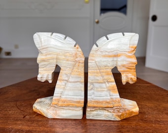 Sujetalibros vintage de mármol ónix con forma de cabeza de caballo (15 cm, estilo caballero de ajedrez), par decorativo ecuestre de mediados de siglo.