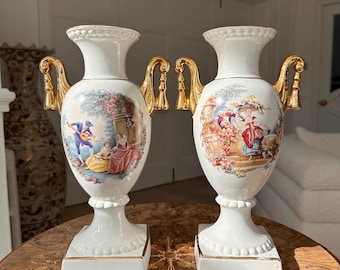 Paar Marportrait-Vasen von Staffordshire - Weiß & Gold - Rokoko-Revival, vergoldete Griffe, romantische Werbeszene