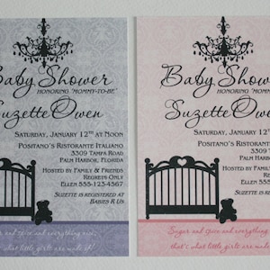 Peut inclure: Invitations de baby shower en lavande et rose, avec une &eacute;criture &eacute;l&eacute;gante et un motif de lustre. Les invitations incluent les d&eacute;tails de la baby shower de Suzette Owen, avec un dessin de berceau et le texte "Sugar and spice and everything nice, that's what little girls are made of!"