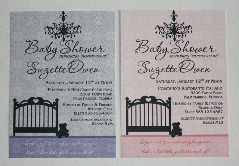Peut inclure: Invitations de baby shower en lavande et rose, avec une &eacute;criture &eacute;l&eacute;gante et un motif de lustre. Les invitations incluent les d&eacute;tails de la baby shower de Suzette Owen, avec un dessin de berceau et le texte "Sugar and spice and everything nice, that's what little girls are made of!"